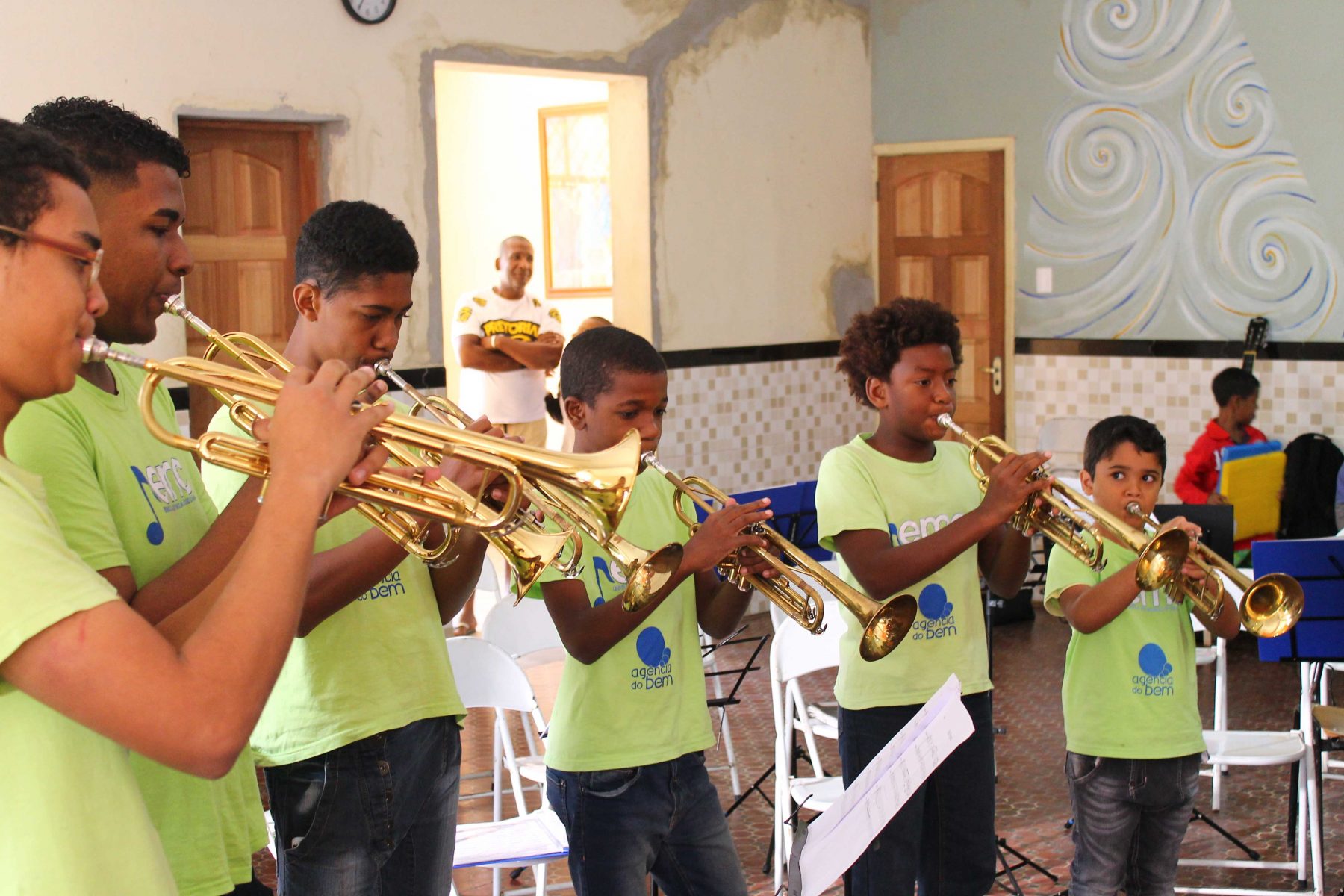Foto de Divulgação Alunos da Escola de Musica e Cidadania. Foto de Divulgacao