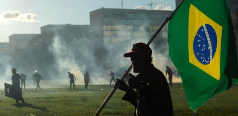 Fogo e fumaça na Esplanada dos Ministérios, em Brasília. Foto Andressa Anholete/AFP