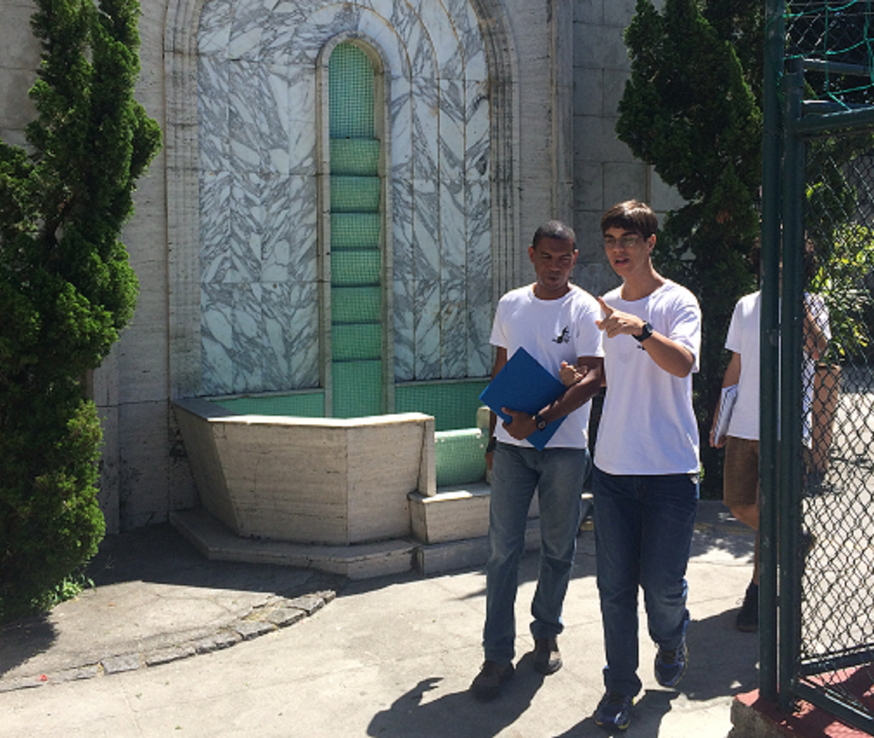 O inspetor Marcelo Miranda e Dudu, no pátio do Ceat, aguardando o fim do recreio. Foto Angelica Brum
