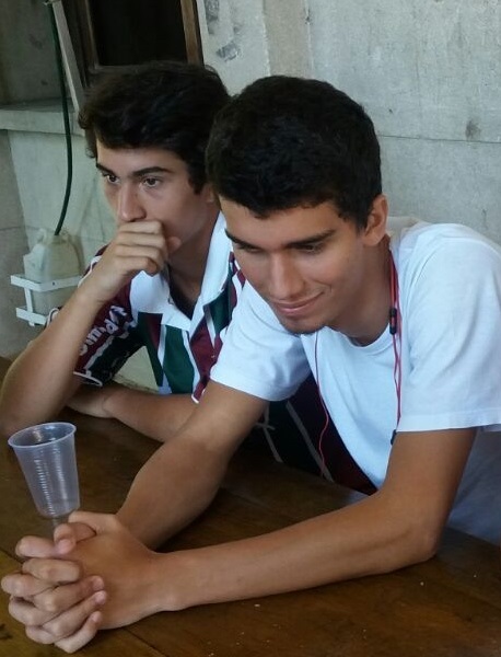Os alunos João Pedro e Antonio Montoro: "Para ter uma utopia, a gente precisa sonhar". Foto Angélica Brum