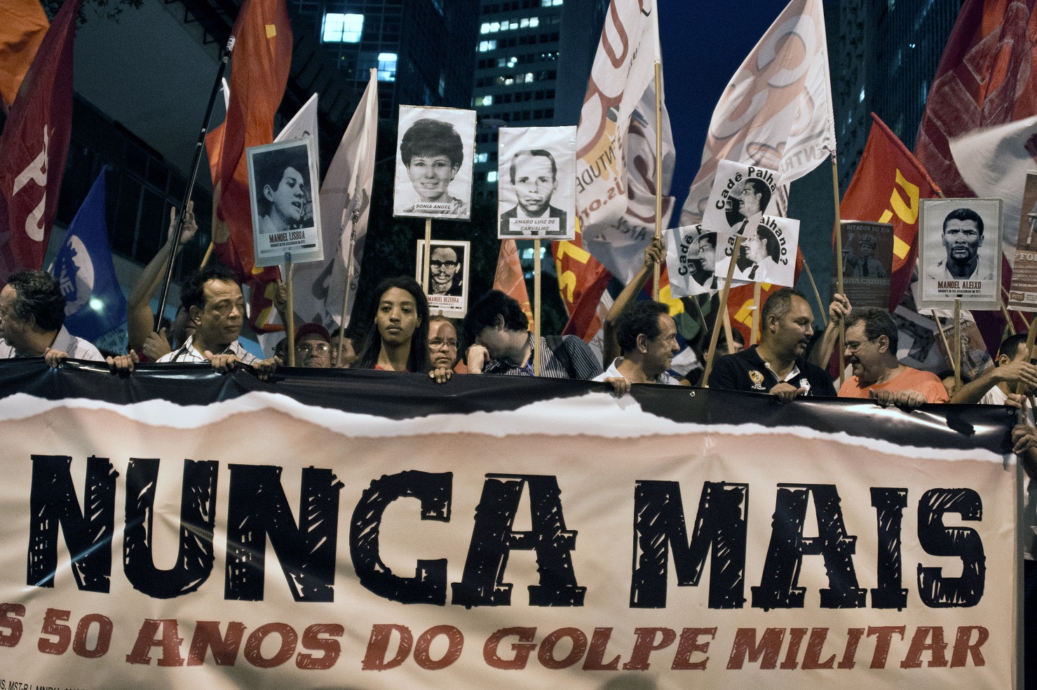 Ativistas da Anistia Internacional em protesto contra os 50 anos do golpe militar, em 2014: paralelo com contexto atual. AFP/ Foto: Vanderlei Almeida
