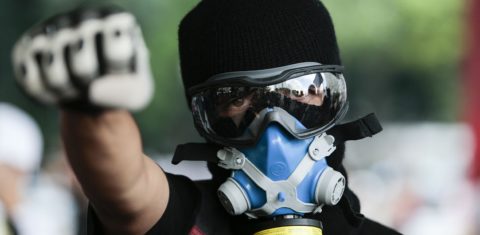 Máscaras anti-gás voltaram a se procuradas. Foto: AFP/ Miguel Schincariol