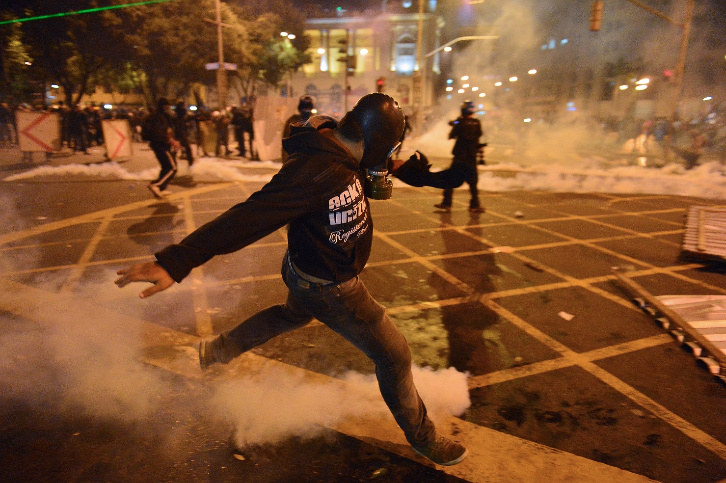 Foto Christophe Simon/AFP Manifestante com máscara de proteção em ação nos protestos de 2013. Foto: AFP/ Christophe Simon