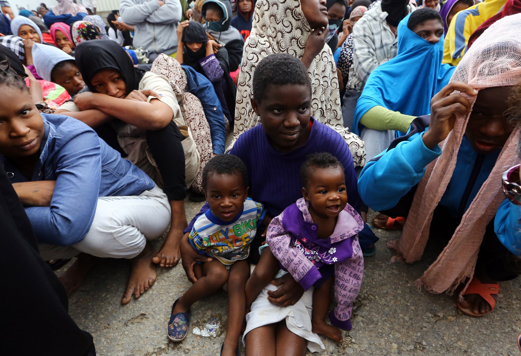 Foto Mahmud Turkia/AFP Migrantes africanos aguardam num posto em Trípoli após serem capturados pelas autoridades da Lybia. Foto Mahmud Turkia/AFP
