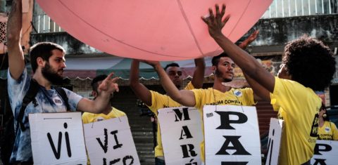Cerca de cinco mil pessoas marcharam pelas ruas da Maré pedindo paz e uma vida mais digna. Foto Yasuyoshi Chiba/AFP