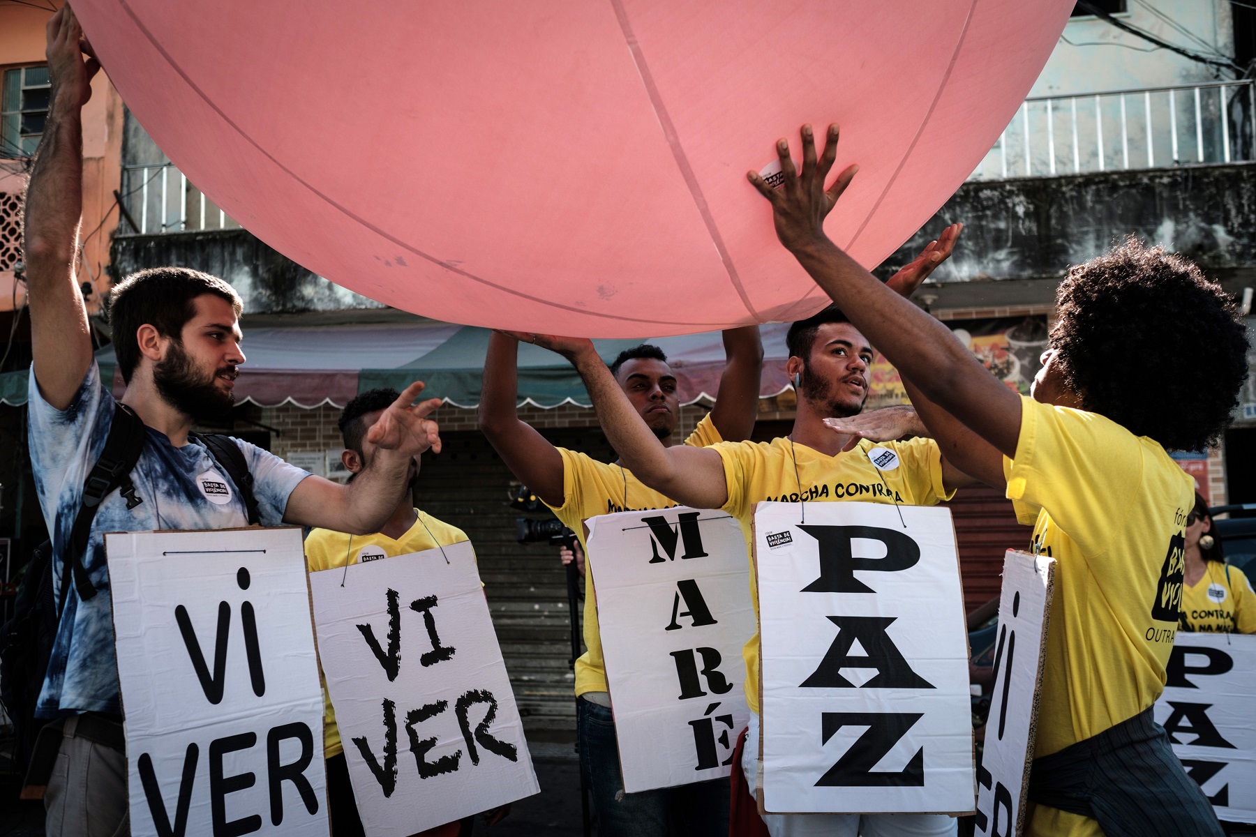 Foto Yasuyoshi Chiba/AFP Cerca de cinco mil pessoas marcharam pelas ruas da Maré pedindo paz e uma vida mais digna. Foto Yasuyoshi Chiba/AFP