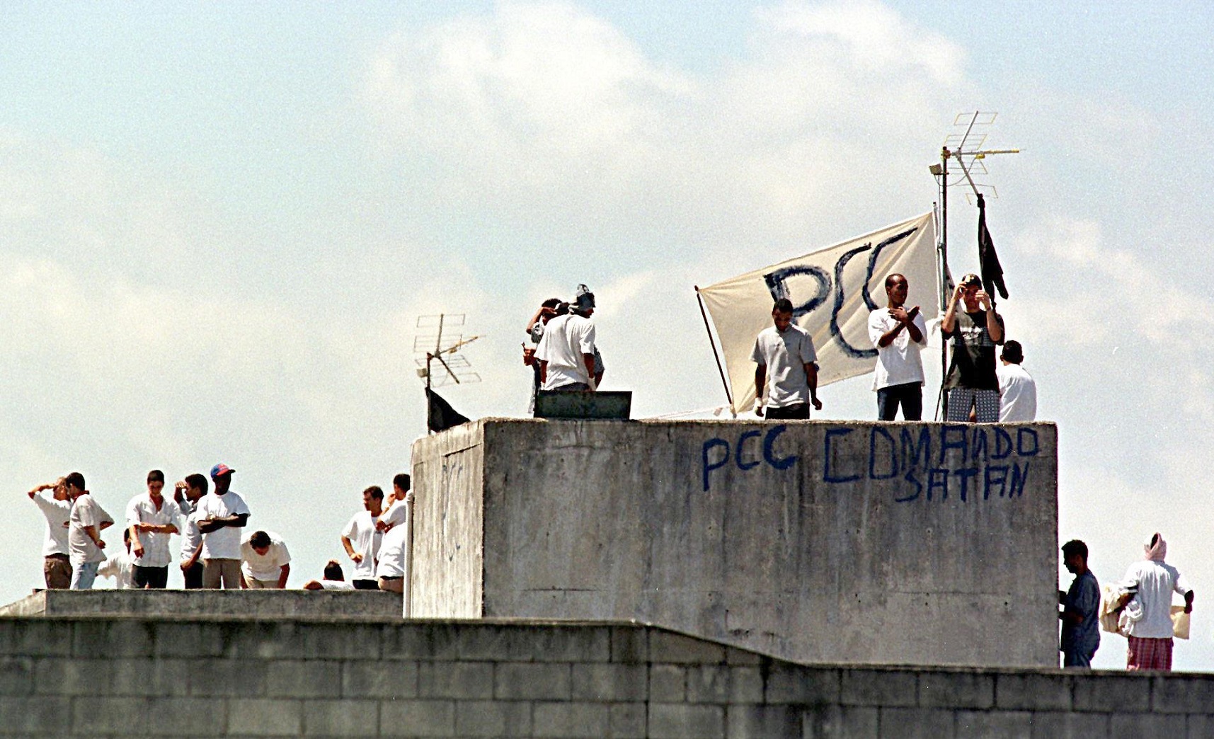 Foto Marie Hippenmeyer/AFP Traficantes ligados ao Primeiro Comando da Capital (PCC) durante uma rebelião no presídio de Sorocaba. Foto Marie Hippenmeyer/AFP