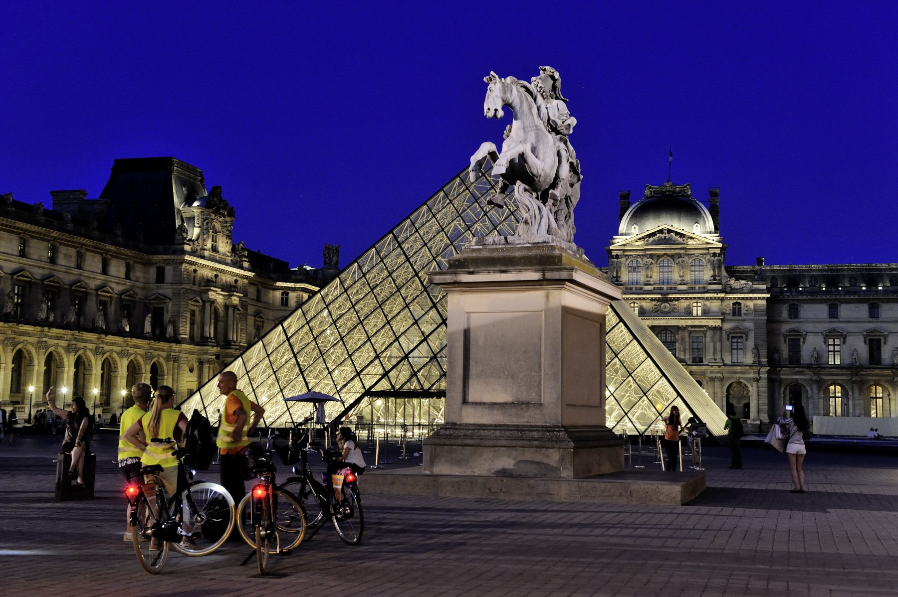 Foto de Tripelon-Jarry/ AFP FRANCE, PARIS (75) 1ST ARRONDISSEMENT, THE LOUVRE MUSEUM AND THE PYRAMID AT NIGHT, BIKE TOUR WITH TOURIST GUIDE