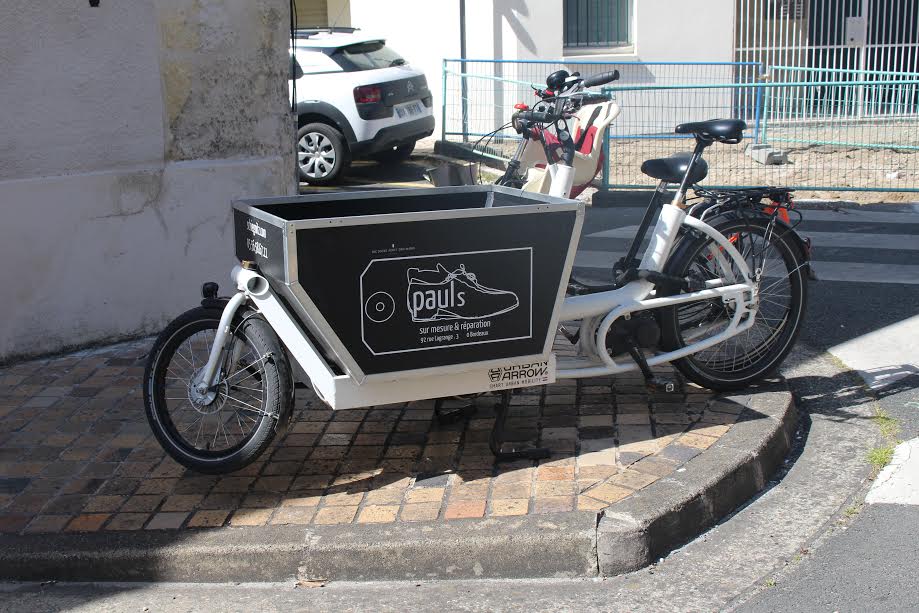 Foto de Divulgação E-bike estacionada em uma rua em Paris. Foto de Divulgacao