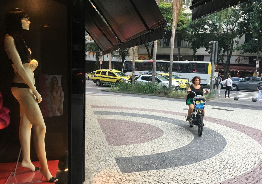 Cadê aquela calçada sem bicicletas sorrateiras, sem cabines de PM, em que Roberto e Erasmo Carlos se encontravam, na Tijuca? Foto Joaquim Ferreira dos Santos
