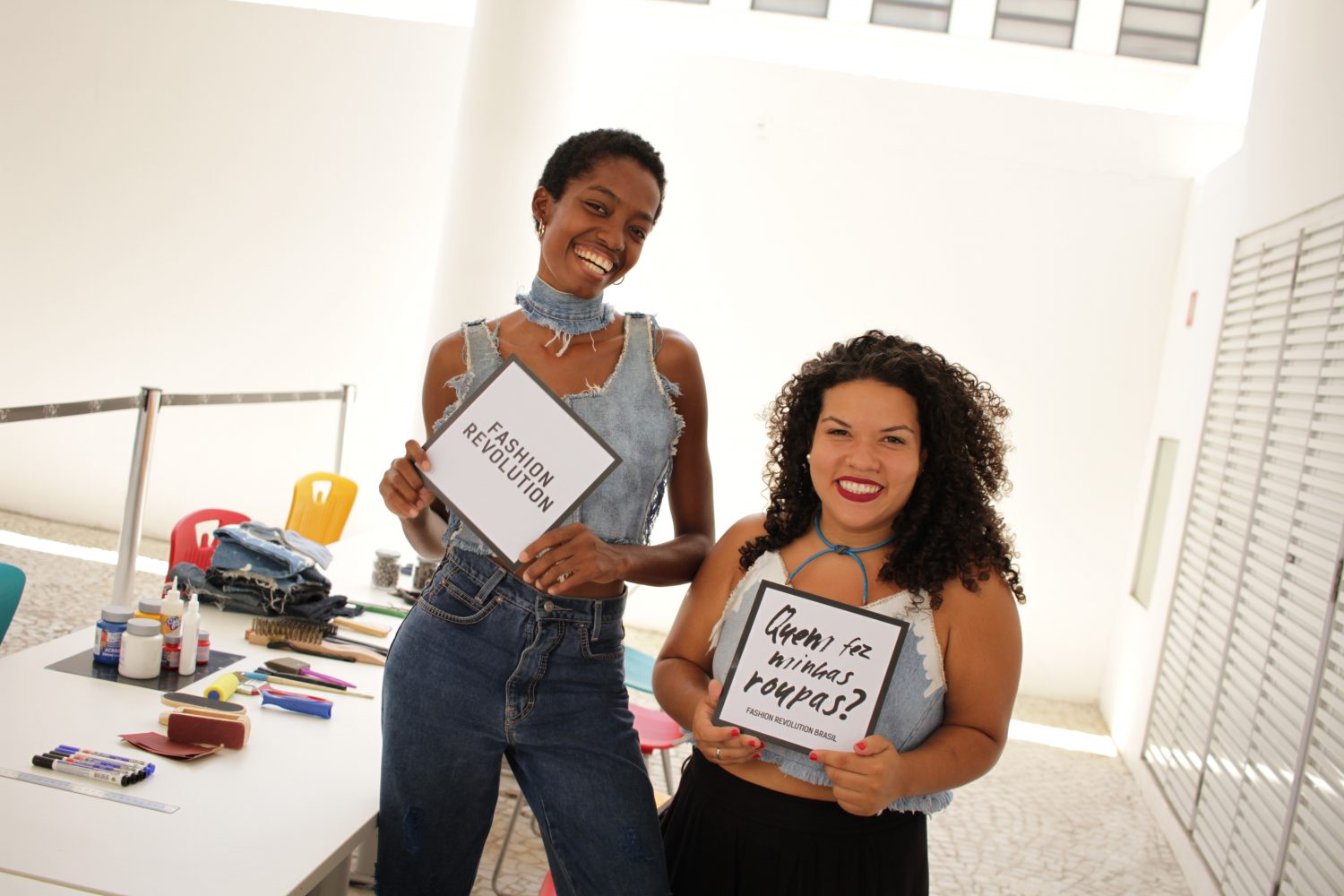 Mig Jeans: jovens de marca de roupas que aposta na economia circular fazem campanha contra escravidão na moda (Foto de divulgação)