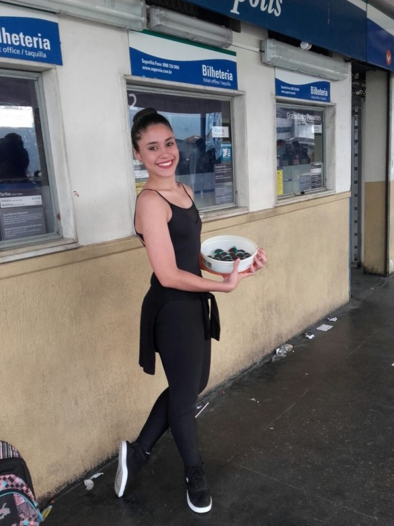 Amanda vende brigadeiros na Central do Brasil para bancar a sua viagem. Foto Celina Cortes