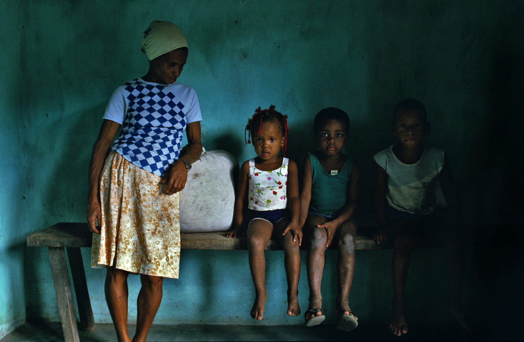 Foto de Bernard Foubert/ Photononstop/ AFP Mae e seus tres filhos na Bahia. Foto de Bernard Foubert/ Photononstp/ AFP