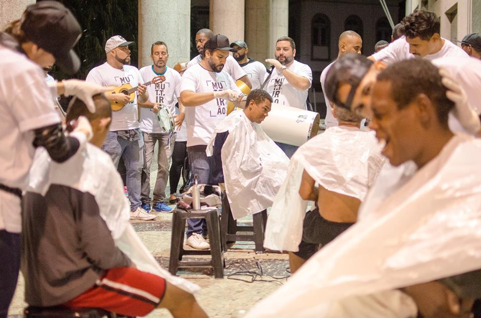 Foto Lorena Mossa/Divulgação Samba e barbearia improvisada na calçada: mutirão une a elite carioca e moradores de rua. Foto: Lorena Mossa/Divulgação