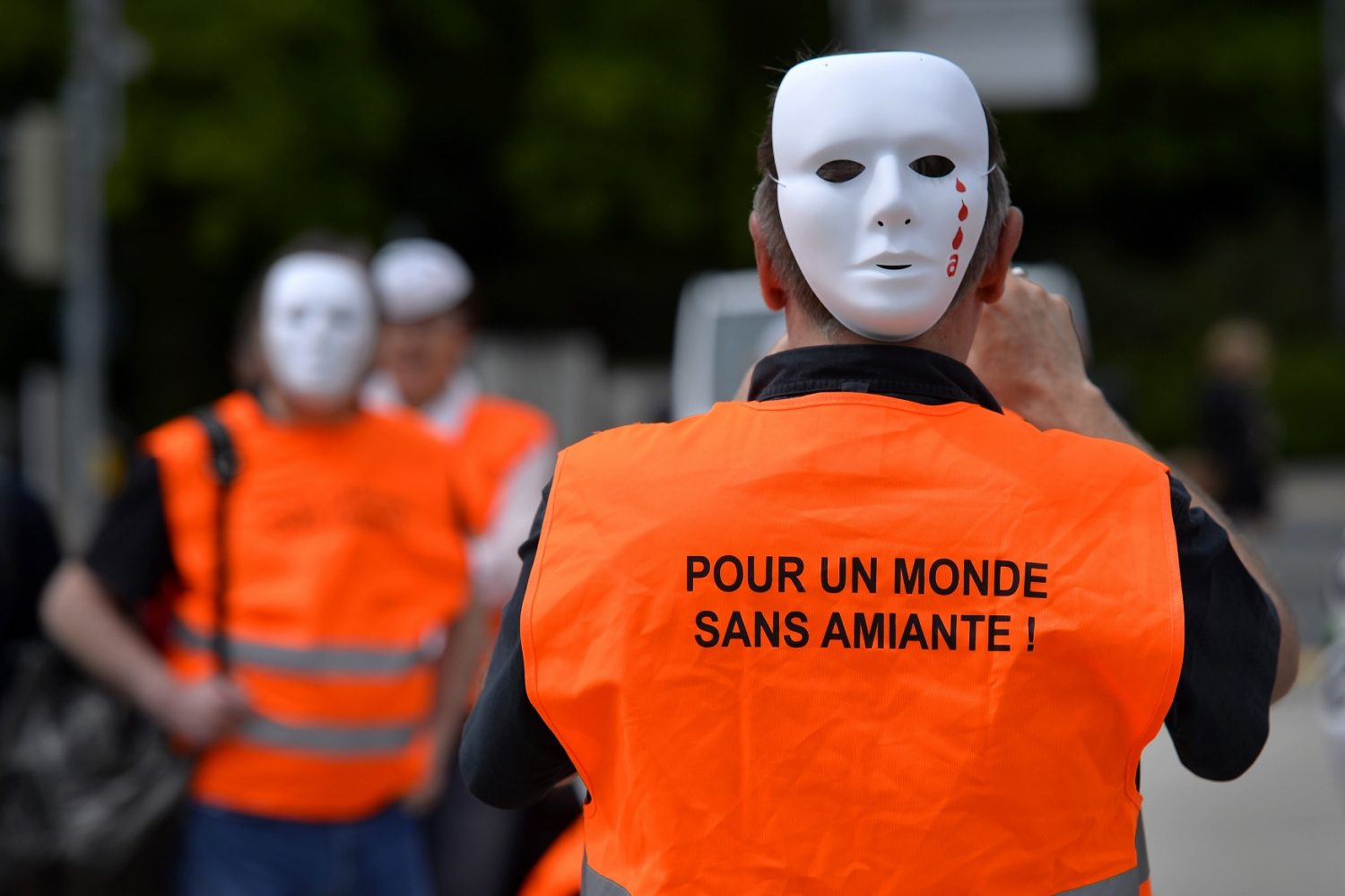 Foto Fabrice Coffrini/AFP Manifestantes na Suíça pedem um mundo sem amianto. Foto Fabrice Coffrini/AFP