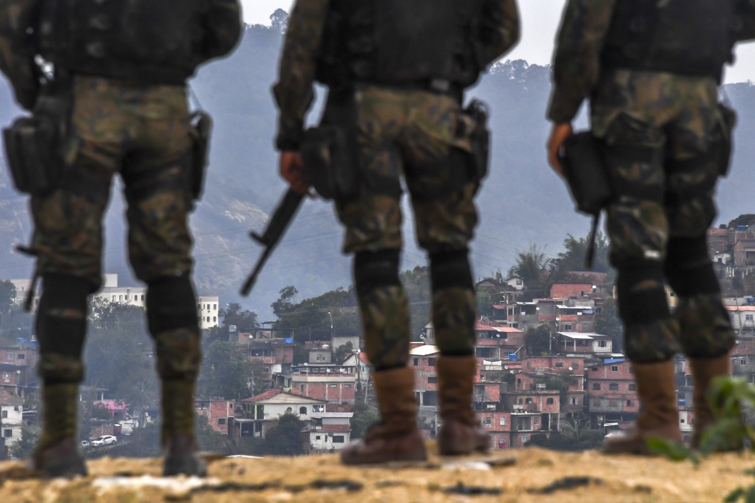 Foto Apu Gomes/AFP Soldados das Forças Armadas durante uma operação em favelas de Niterói. Foto Apu Gomes/AFP