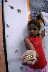 Foto Custódio Coimbra Favelas cariocas: balas nas mãos das crianças, uma rotina infeliz. Foto Custódio Coimbra