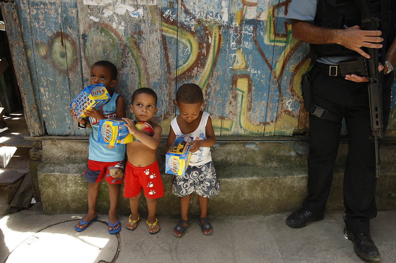 Paz/Foto Custódio Coimbra Crianças e fuzis, duas presenças constantes nas imagens das favelas cariocas. Foto Custódio Coimbra