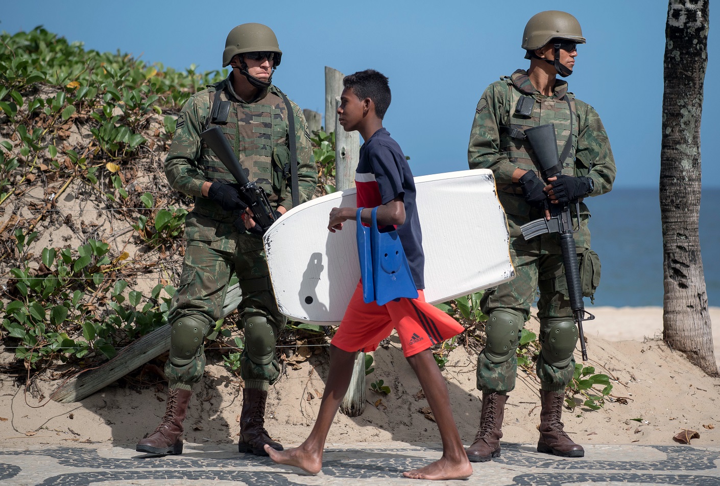 Soldados do exército na praia de Ipanema. Foto Mauro Pimentel/AFP