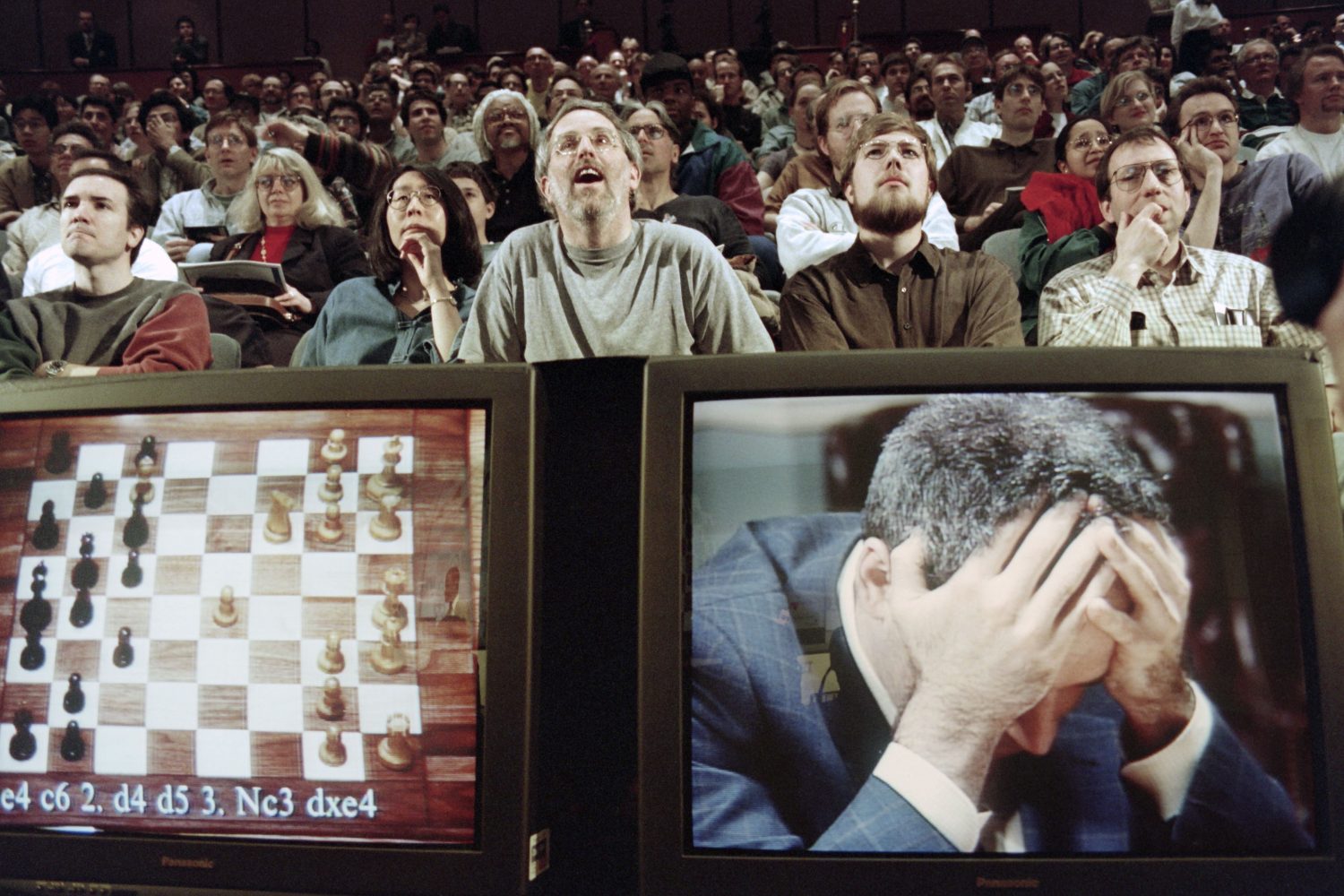 O campeão mundial de xadrez Garry Kasparov no desafio contra o computador Deep Blue, da IBM. Foto Stan Honda/AFP