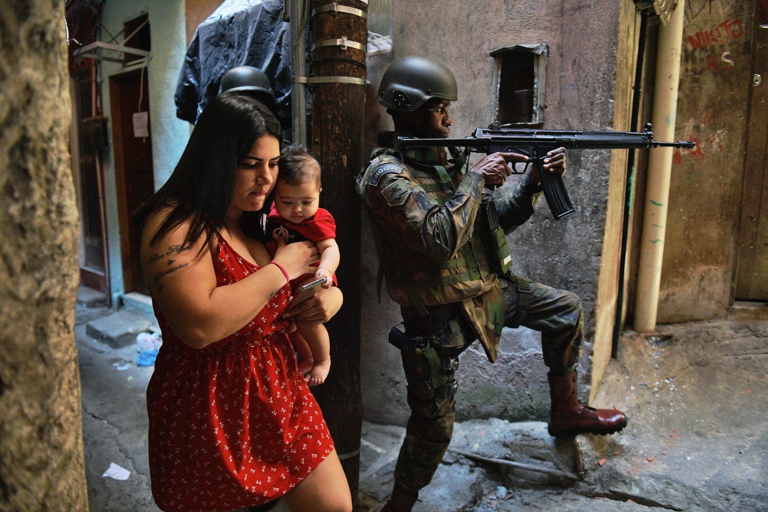 A favela da Rocinha está ocupada pelas Forças Armadas, mas moradores seguem temendo do tráfico (Foto de Carl de Souza/AFP)