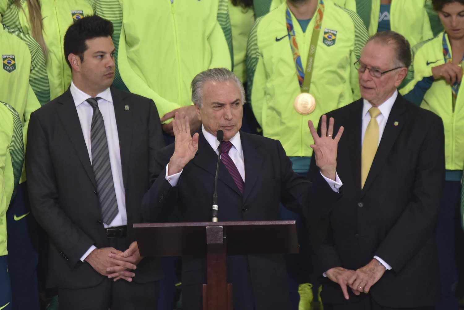 O presidente do COB, Carlos Arthur Nuzman, ao lado de Michel Temer, recebe os medalhistas olímpicos. Foto Ricardo Botelho/AFP