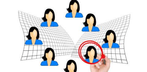 No século 21 da comunicação instantânea e das redes sociais, nós passamos a ser as figurinhas carimbadas. Foto Pixabay
