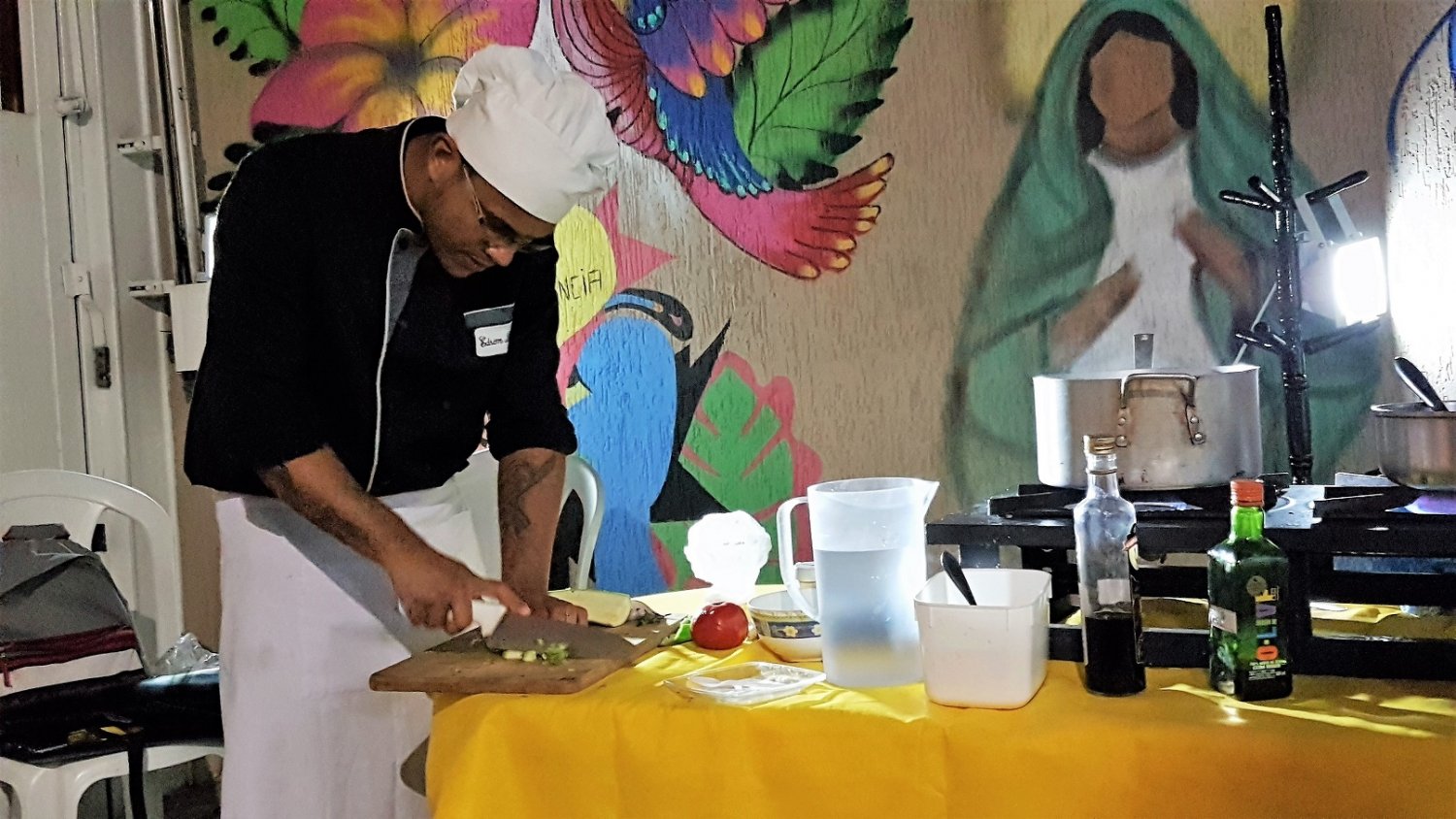 O Chef Edson Leite dando uma aula de reaproveitamento das sobras. Foto Florência Costa