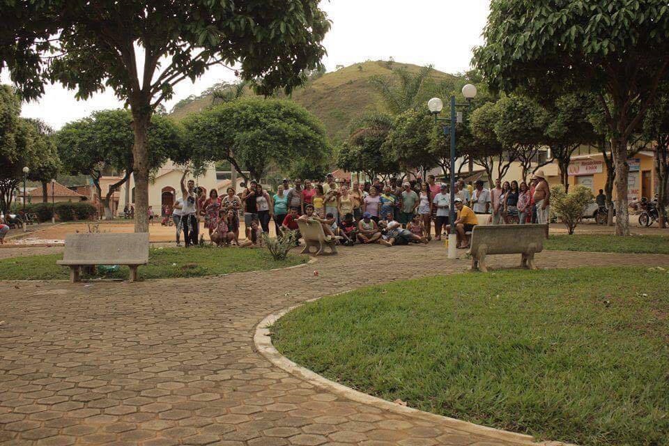 Foto Divulgação Foto de casamento, recriada trinta anos depois, na praça, em frente á Igreja de São Domingos. Foto Divulgação