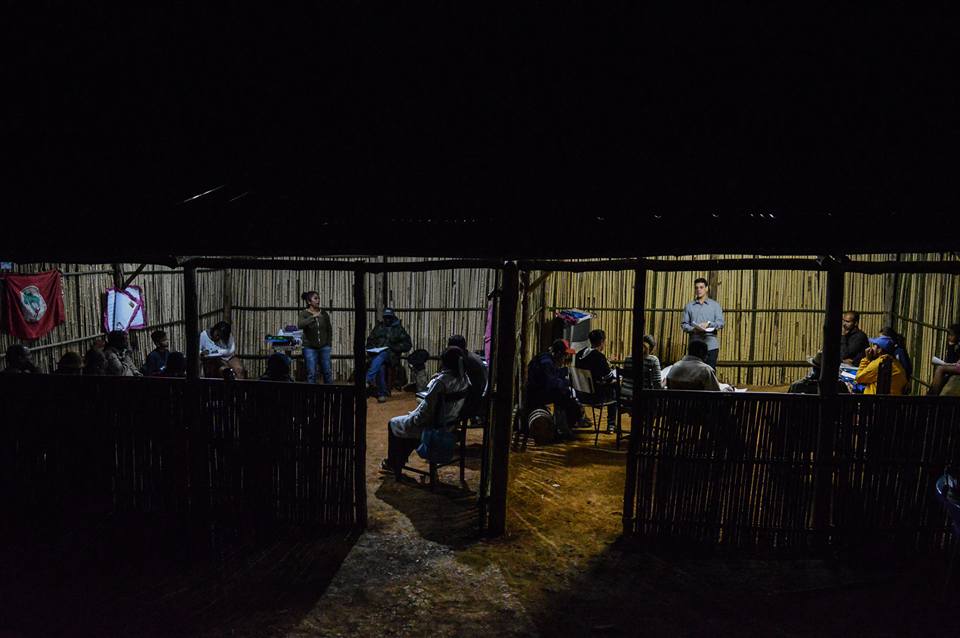 Foto Douglas Silva Duas salas de aula em funcionamento simultaneamente: alunos foram divididos em segmentos/ Foto: Douglas Silva