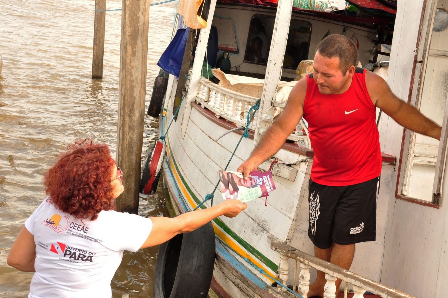 Foto José Pantoja/Ascom Sespa Donos de barcos recebem panfletos durante a companha de conscientização. Foto José Pantoja/Ascom Sespa