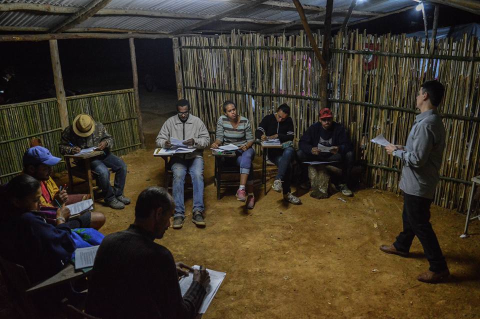 Foto Douglas Silva Aula no acampamento Sem Terra na Fazenda São José: professores são remunerados pelo Estado/ Foto: Douglas Silva