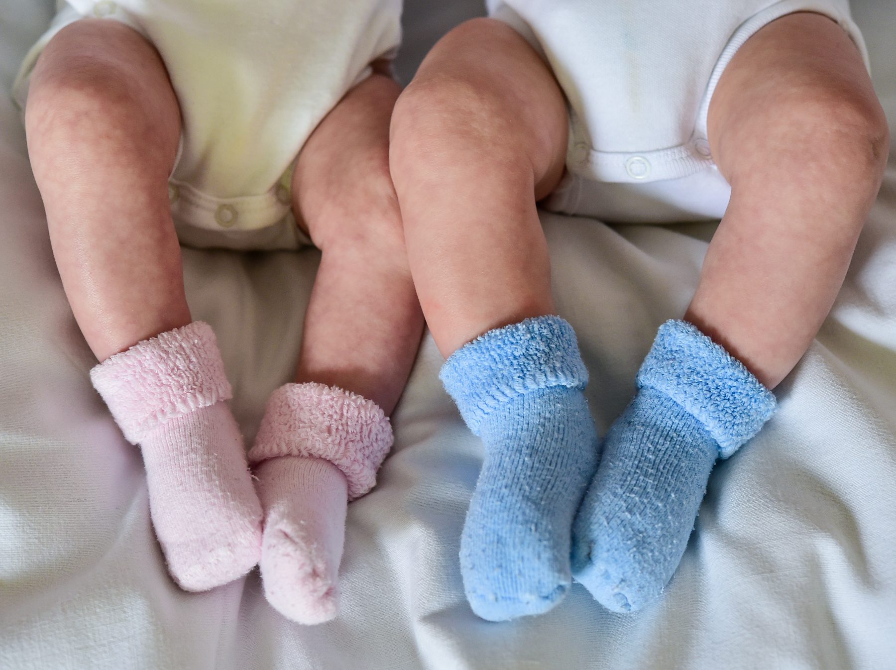 A construção social que faz meninas usarem rosa e meninos, azul (Foto: Patrick Pleul/dpa)