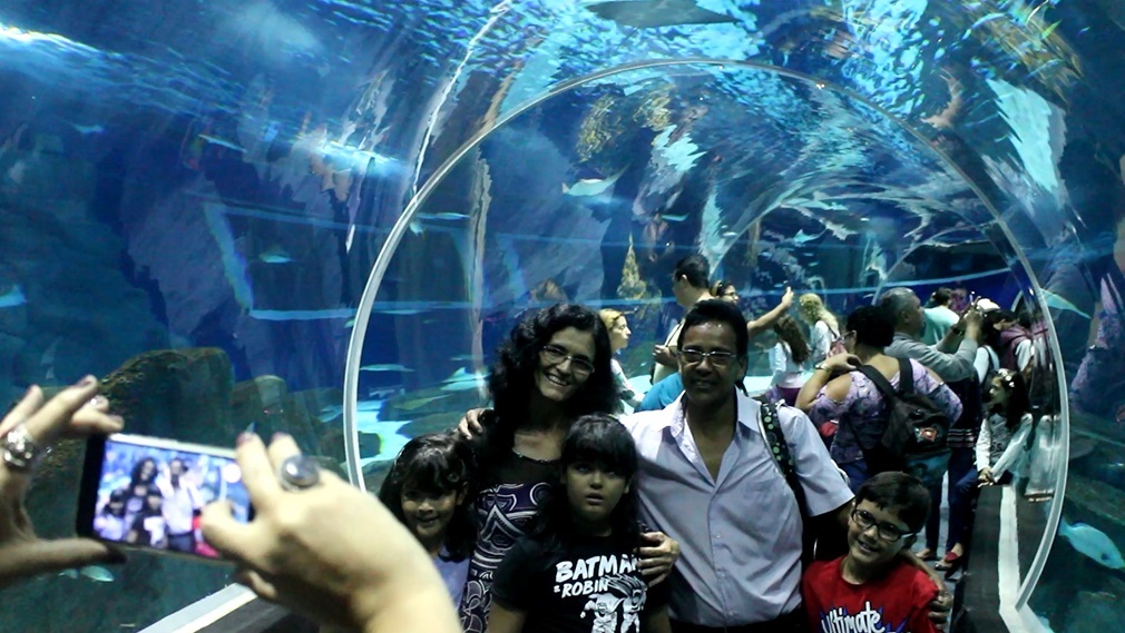 Foto Claudia Silva Andreia, Fábio, Brenda, Brian e Nicole, na Sessão Azul do AquaRio. Foto Claudia Silva