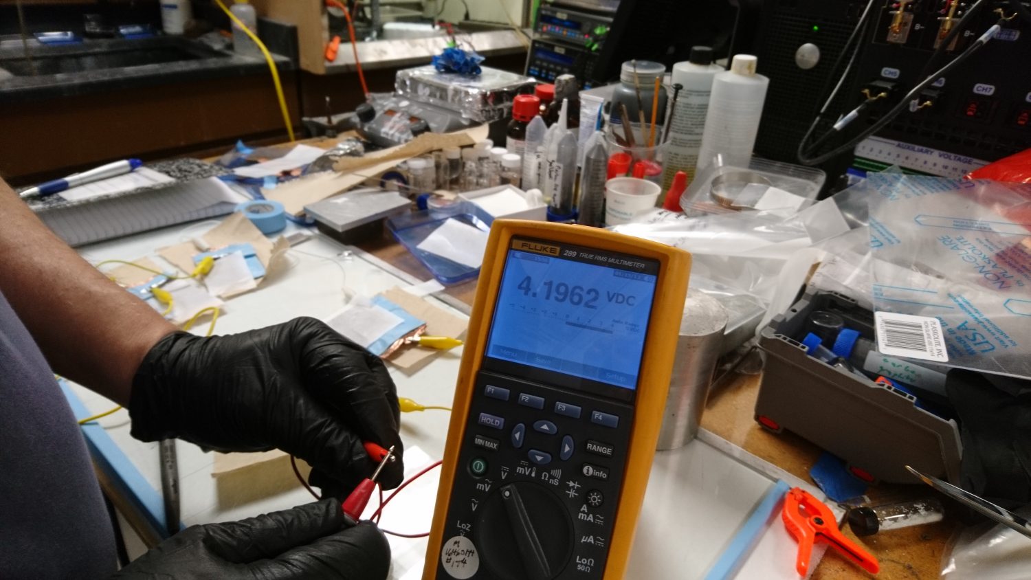 A bateria em testes no laboratório nos Estados Unidos (Foto de divulgação)