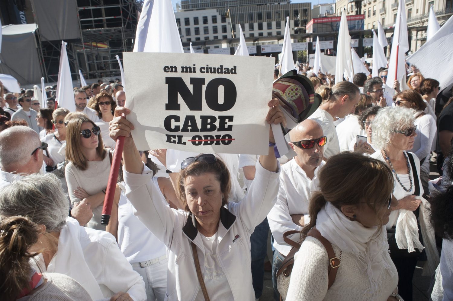 Foto Rosane Marinho Em Zaragoza, Francisca segura o cartaz com a inscrição: "Na minha cidade não cabe o ódio". Foto: Rosane Marinho