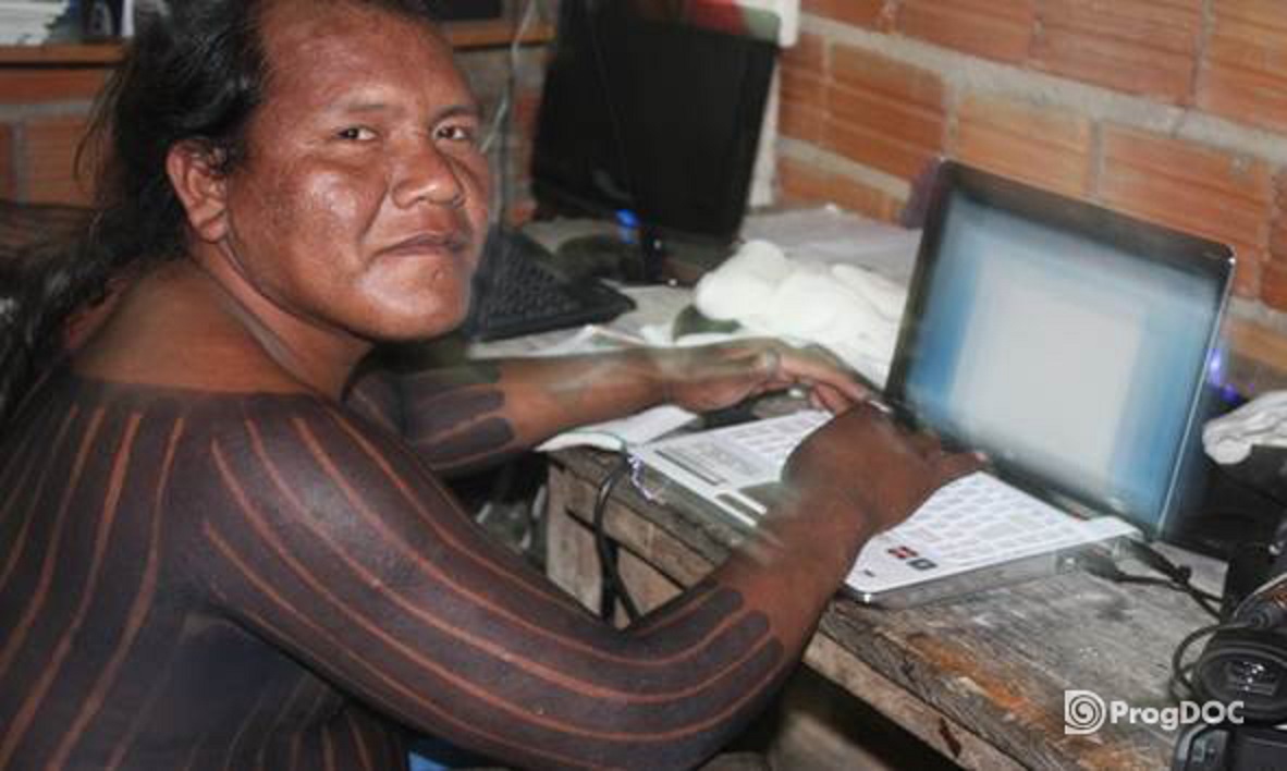 Foto Museu do Índio Índio Kaiapó aprende a usar os softwares de documentação linguística e cultural, criados pelo Instituto Max Plank, da Alemanha. Foto Museu do Índio
