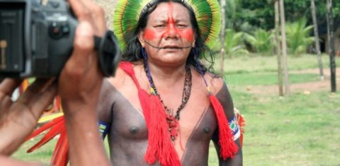 Trabalho de documentação em vídeo da cultura Kaipó. Foto Museu do Índio