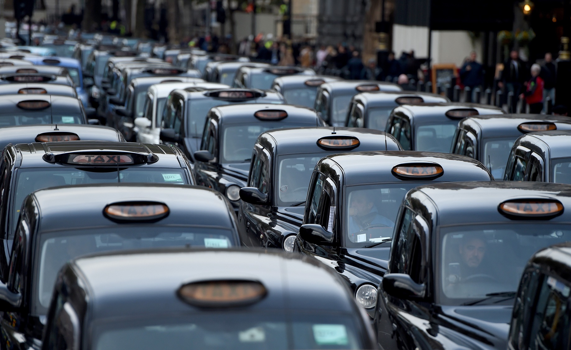 Apesar de serem parte do problema, motoristas dos tradicionais black cabs protestam contra a poluição do ar. Foto de Kate Green /Anadolu Agency
