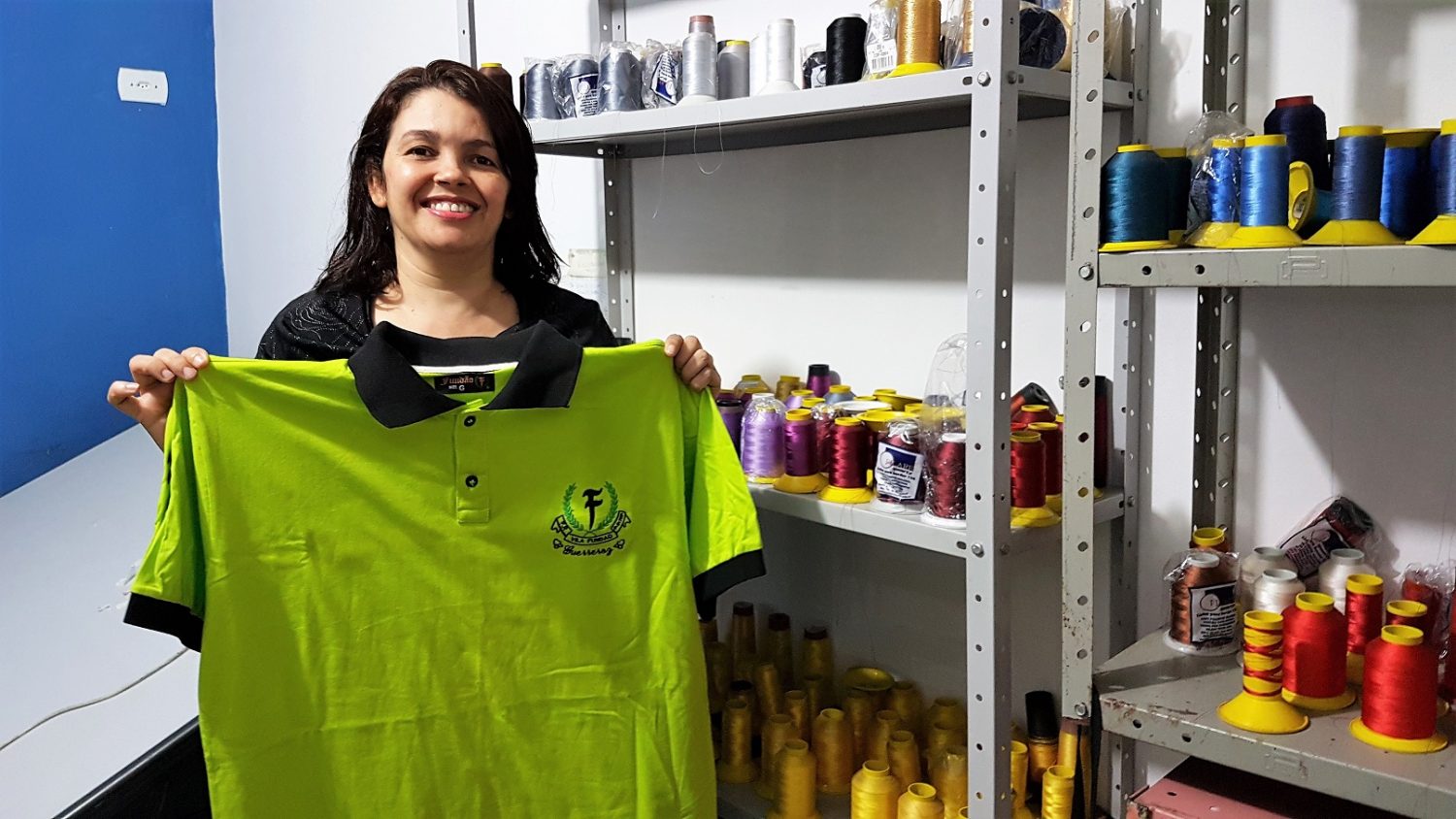Foto Florência Costa Maria da Consolação exibe, feliz, uma das camisas produzidas para as grifes do Capão Redondo. Foto Florência Costa