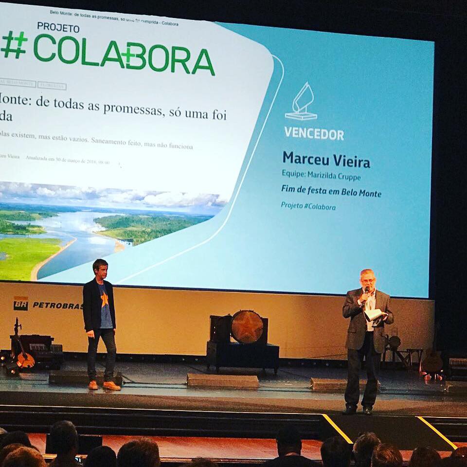 Foto Telma Alvarenga O editor do #Colabora, Agostinho Vieira, recebe o prêmio em nome de Marceu e de Marizilda. Foto Telma Alvarenga