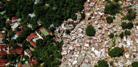A Gávea e a Rocinha, lado a lado, no Rio: crise climática afeta ricos e provas, mas agenda urgente não circula pela população. Foto Custodio Coimbra