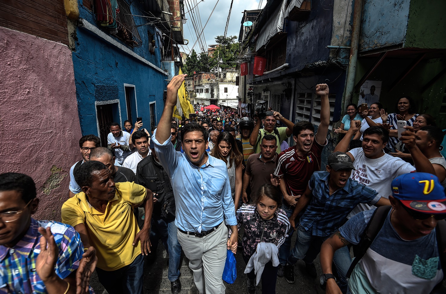 O candidato de oposição ao governo Carlos Ocariz (C) faz campanha no Centro de Caracas. Foto Juan Barreto/AFP