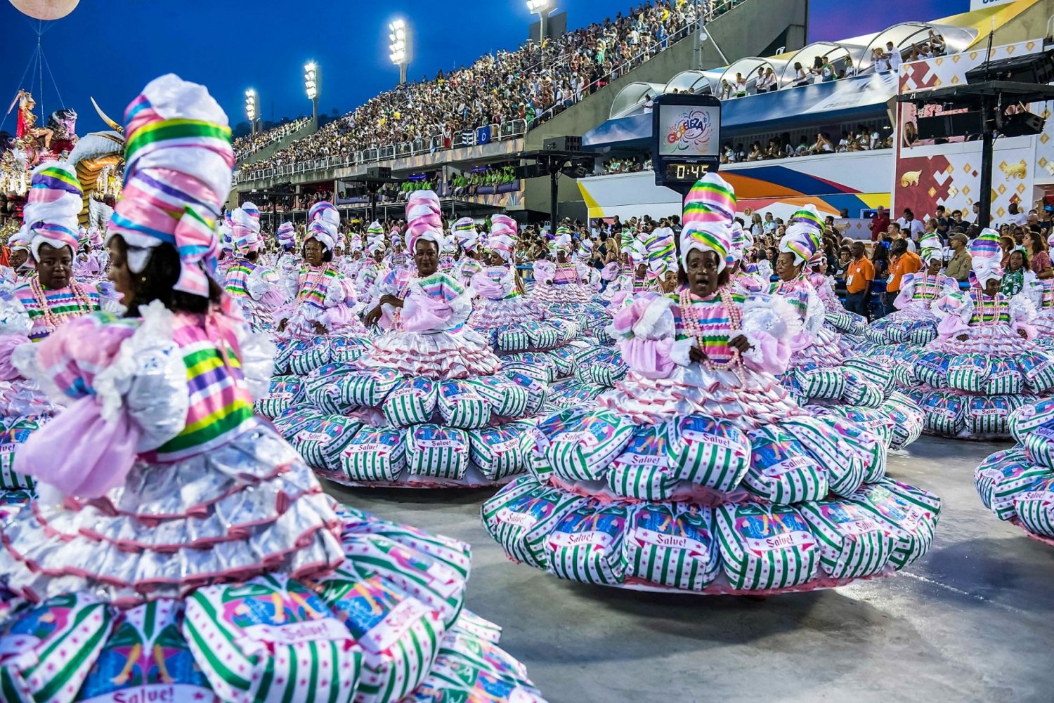 Foto: Leo Queiroz/divulgação Baianas da Mangueira fazem homenagem aos santos gêmeos, no desfile de 2017. Foto: Leo Queiroz/divulgação