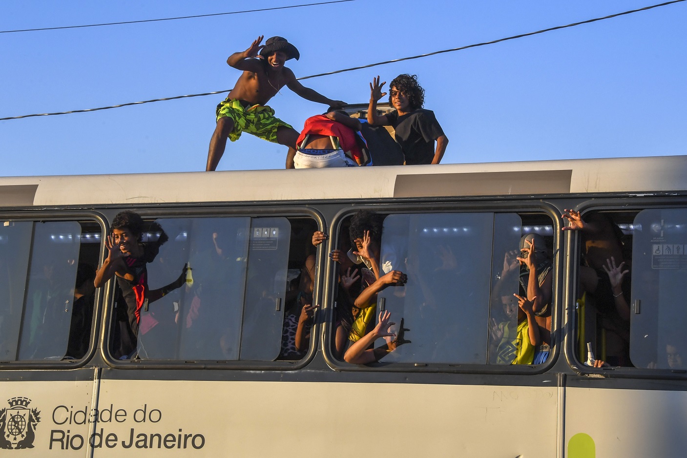 Foto Apu Gomes/AFP Os surfistas rodoviários do Rio, correndo risco na Avenida Brasil. Foto Apu Gomes/AFP