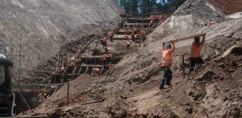 Reconstrucao da mina da Samarco, apos acidente em Mariana. Foto de Yasuyoshi Chiba/ AFP