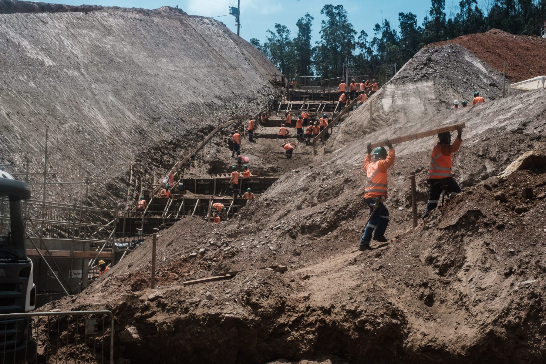 Foto de Yasuyoshi Chiba/ AFP Reconstrucao da mina da Samarco, apos acidente em Mariana. Foto de Yasuyoshi Chiba/ AFP