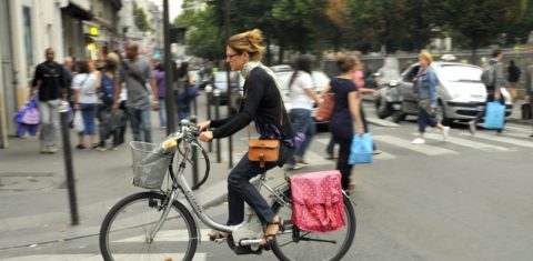 FRANCE. PARIS (75) WOMAN ON AN ELECTRIC BICYCLE