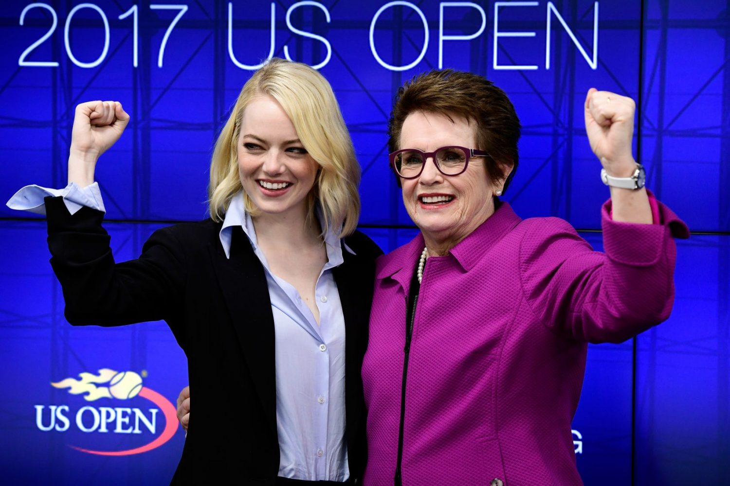 A atriz Emma Stone e a tenista e ativista LGBT Billie Jean King numa entrevista de lançamento do filme 