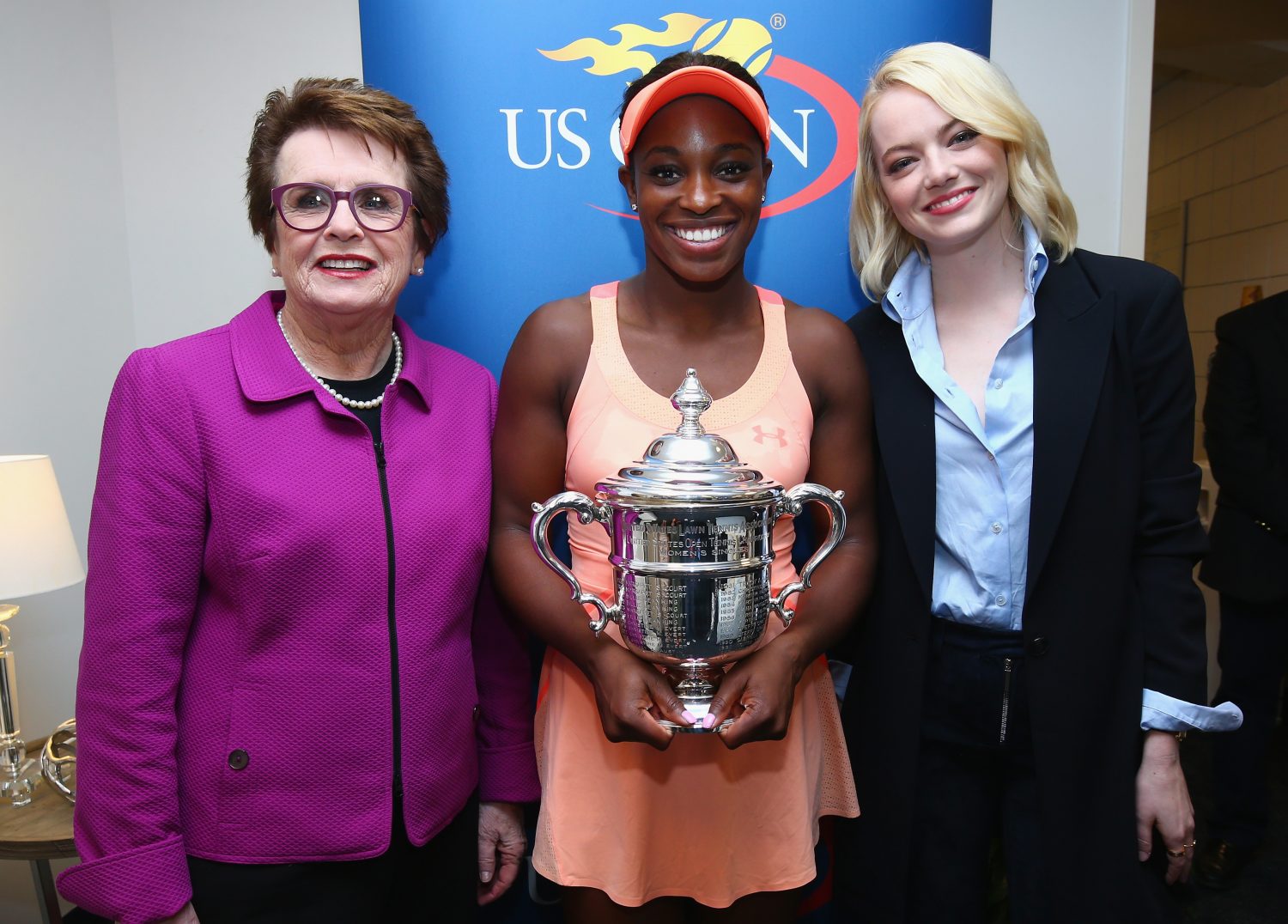 A campeão de US Open em 2017, Sloane Stephens, entre Billie Jean King e a atriz Emma Stone (Foto: Mike Stobe/Getty Images for USTA/AFP)